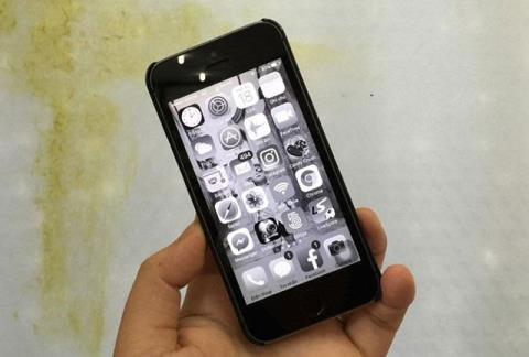 Kā salabot melnbalto ekrānu iPhone tālrunī