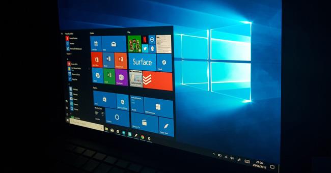 Við bjóðum þér að hlaða niður Windows 10 build 16232 ISO skránni beint frá Microsoft