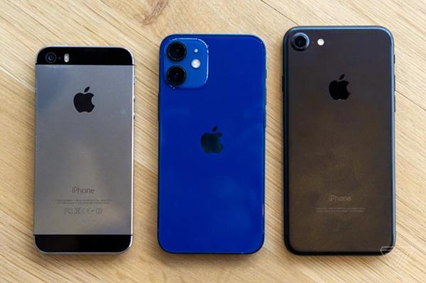 Palyginkite iPhone 12 mini ir iPhone 12 Pro Max dydį