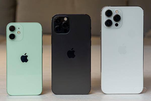 Palyginkite iPhone 12 mini ir iPhone 12 Pro Max dydį